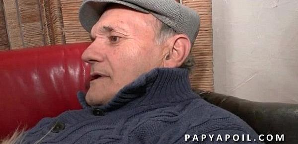  Papy recoit une bonne pipe de femme de menage qui se fait bourrer la chatte